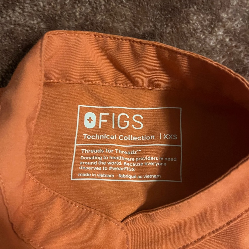 Women’s Figs Rafaela Scrub Top, Terracotta - Picture 2 of 2